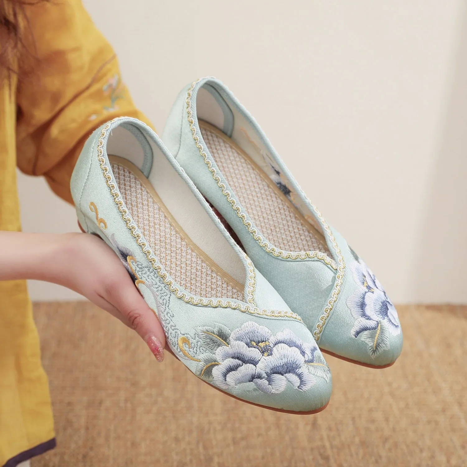 Women's Antique Pointed Old Beijing Mid Cloth Heels