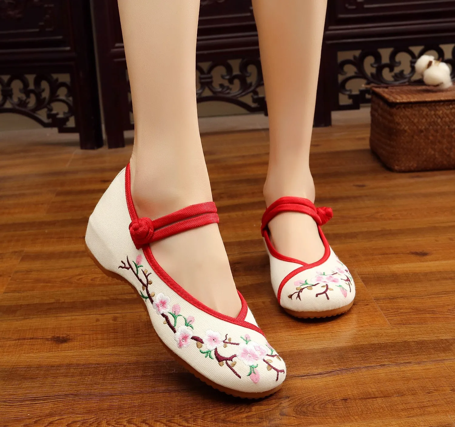 Women's Old Cloth Ethnic Style Bridal Embroidered Canvas Shoes