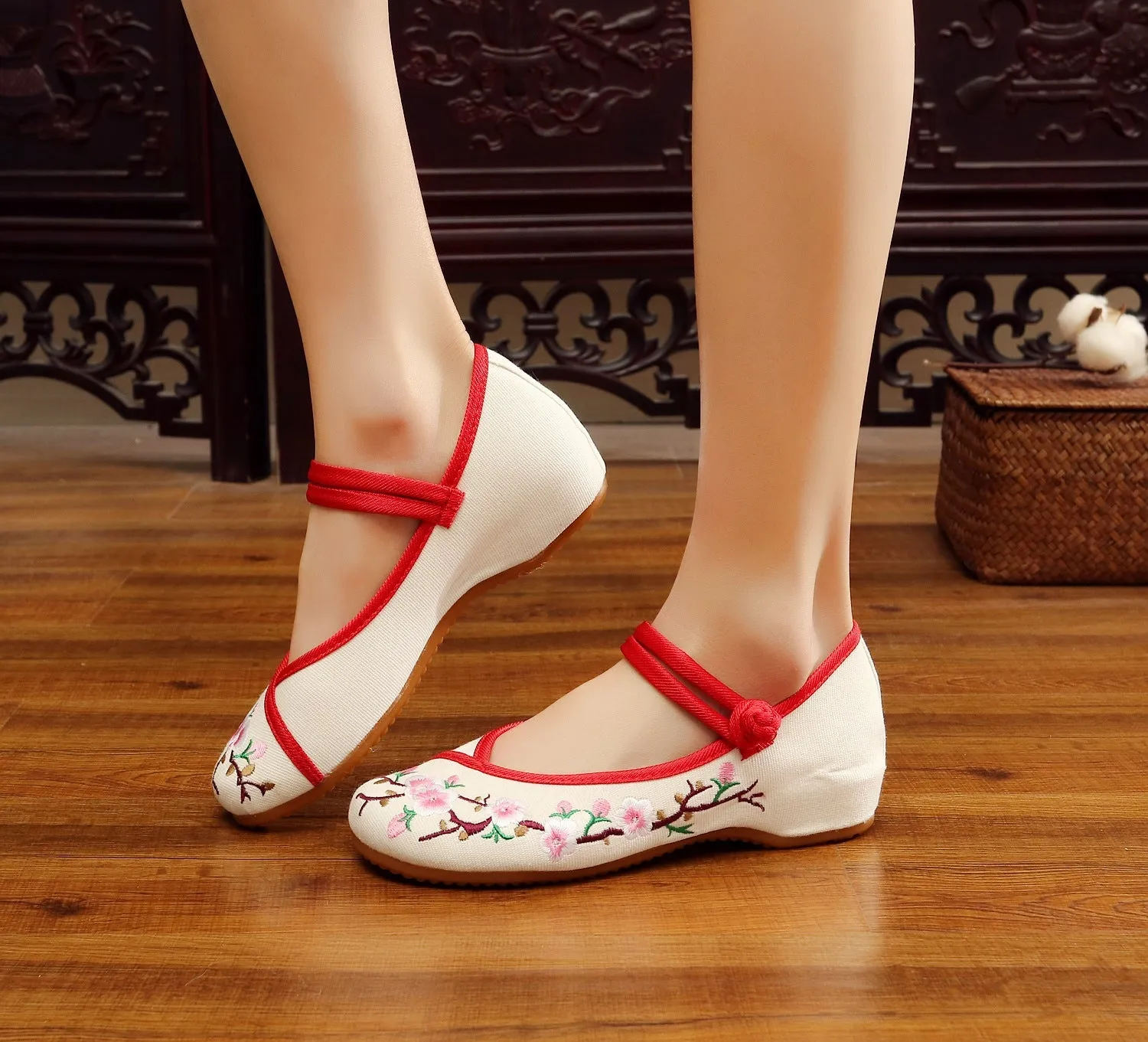 Women's Old Cloth Ethnic Style Bridal Embroidered Canvas Shoes